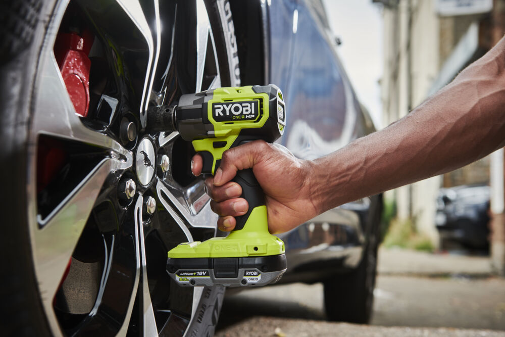 ONE + / Гайковерт RYOBI RIW18C-0 (без батареи)