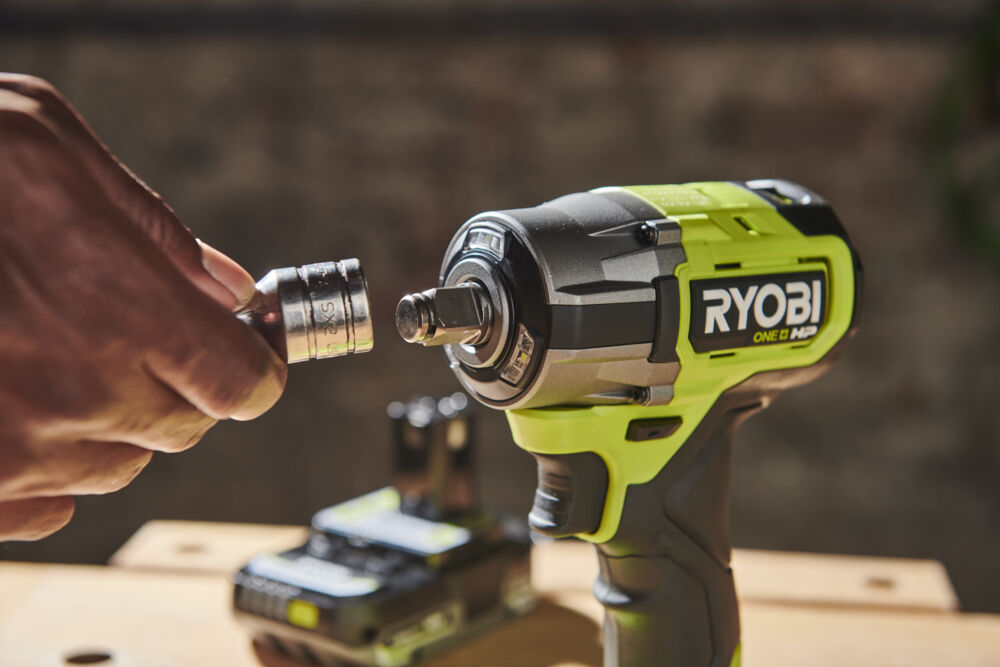 ONE + / Гайковерт RYOBI RIW18C-0 (без батареи)