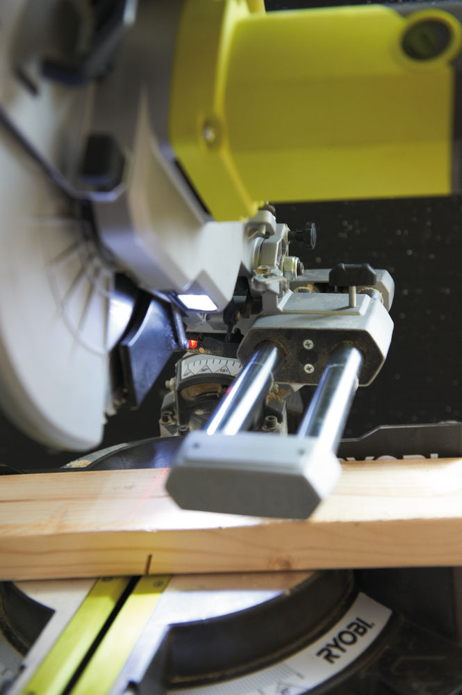 Пила торцовочная RYOBI EMS254L