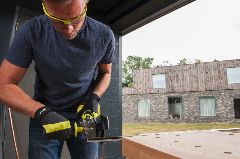 ONE + / Углошлифмашина RYOBI R18AG7-0 (без батареи)