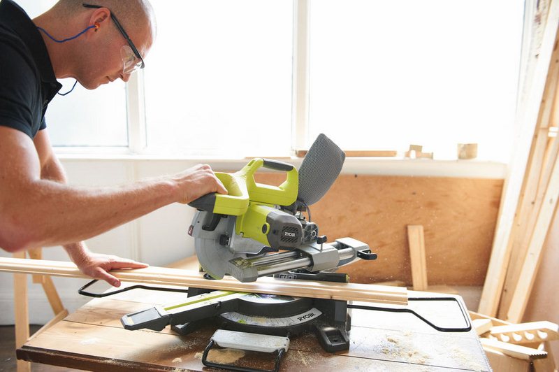 Пила торцовочная RYOBI EMS216L