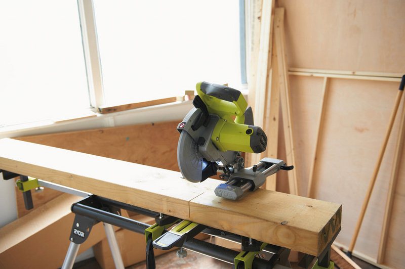 Пила торцовочная RYOBI EMS216L
