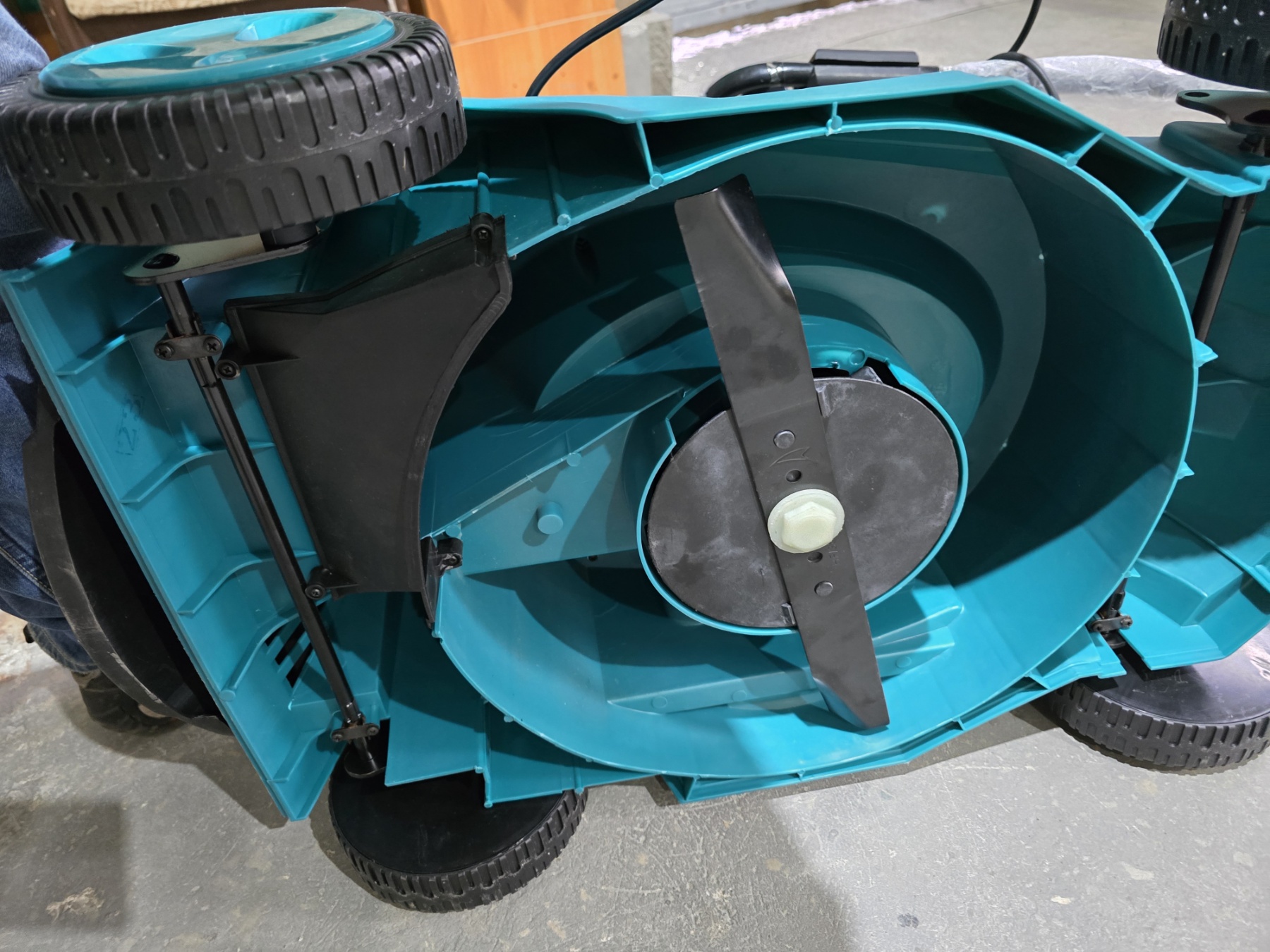 (Уценка) Газонокосилка электрическая TOTAL TGT616151