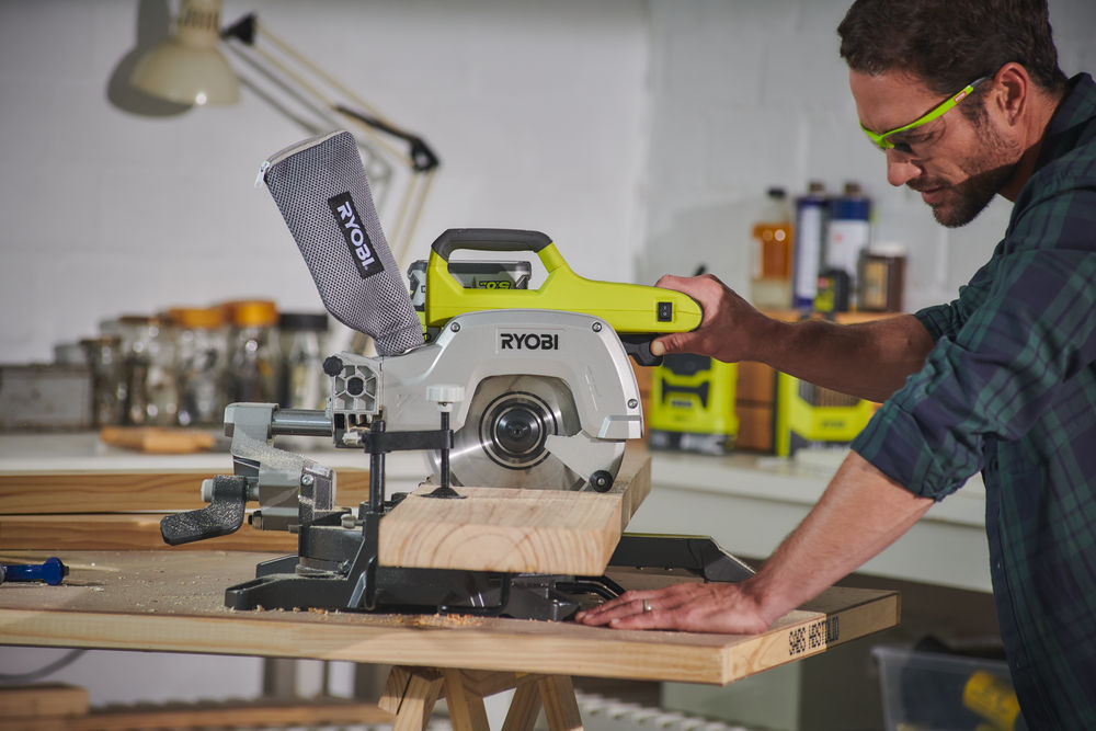 ONE + / Торцовочная пила RYOBI R18MS216-0 (без батареи)