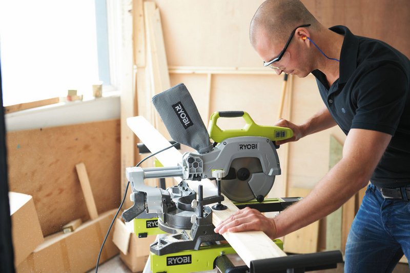 Пила торцовочная RYOBI EMS216L