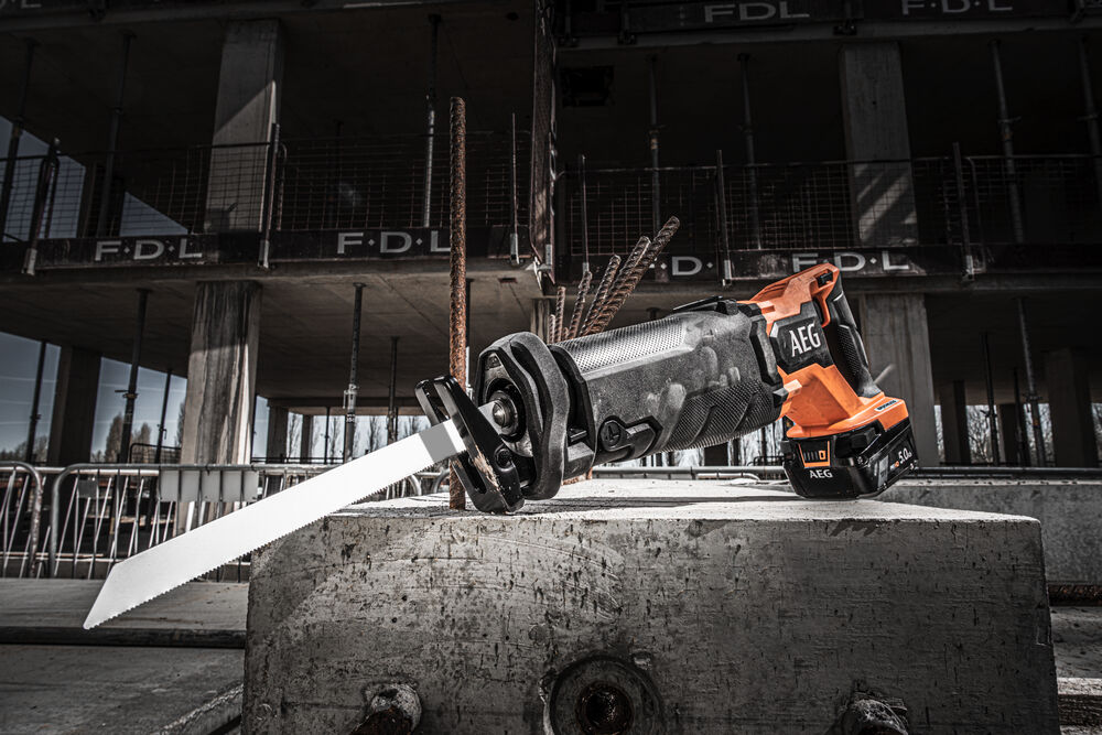 Пила сабельная аккумуляторная AEG BUS 18BL2-0 (без батареи)