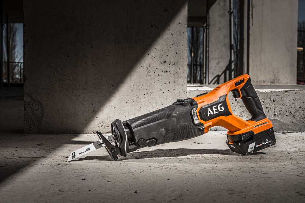 Пила сабельная аккумуляторная AEG BUS 18BL2-0 (без батареи)