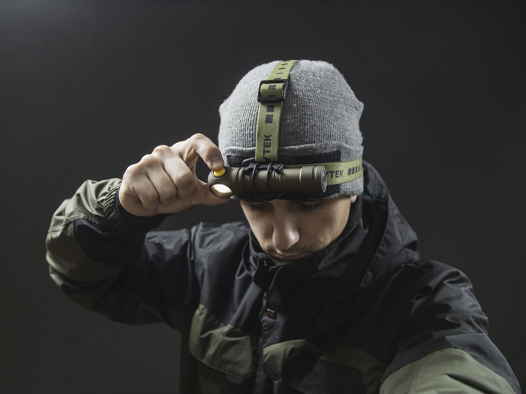 Фонарь Armytek Wizard C2 Pro Max Olive Белый