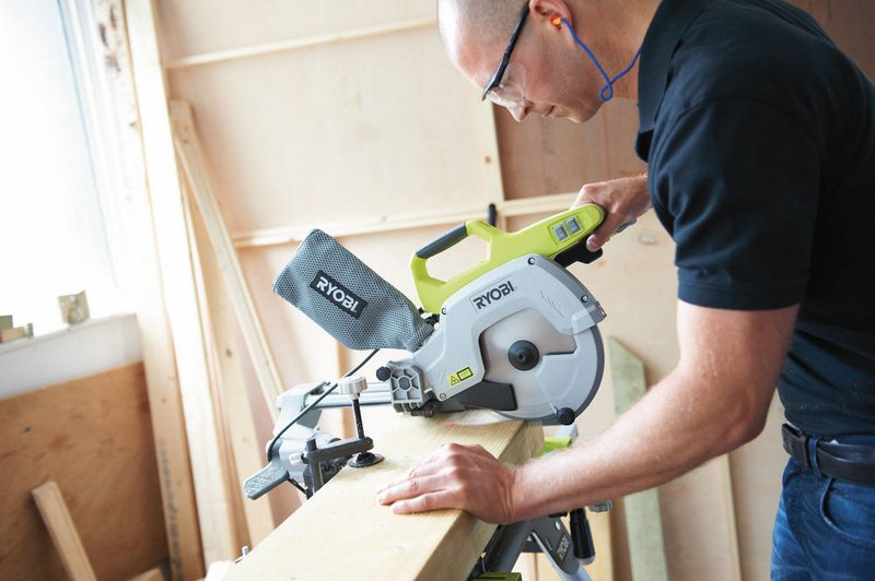Пила торцовочная RYOBI EMS216L