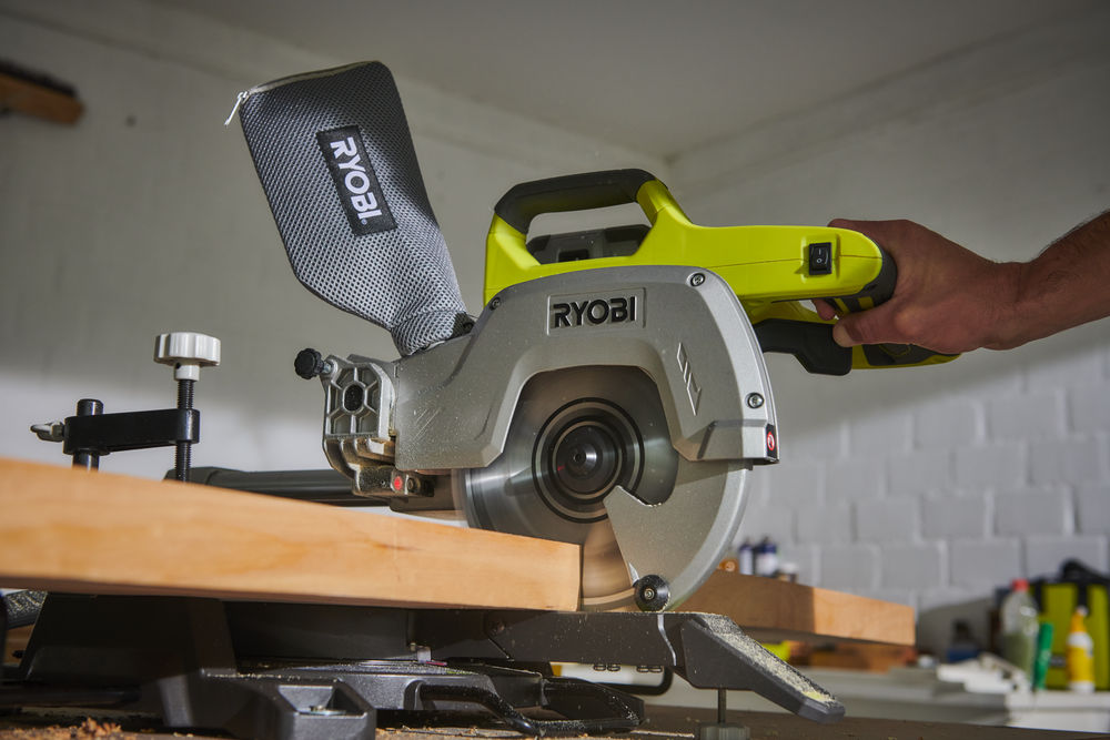 ONE + / Торцовочная пила RYOBI R18MS216-0 (без батареи)