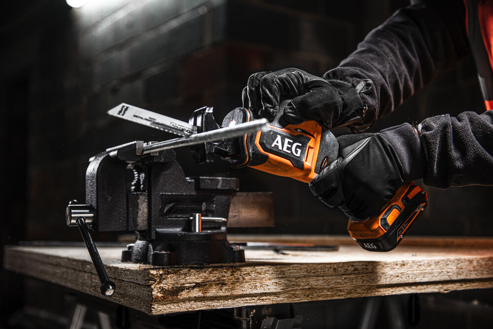 Пила сабельная аккумуляторная AEG BUS 18SBL-0 (без батареи)