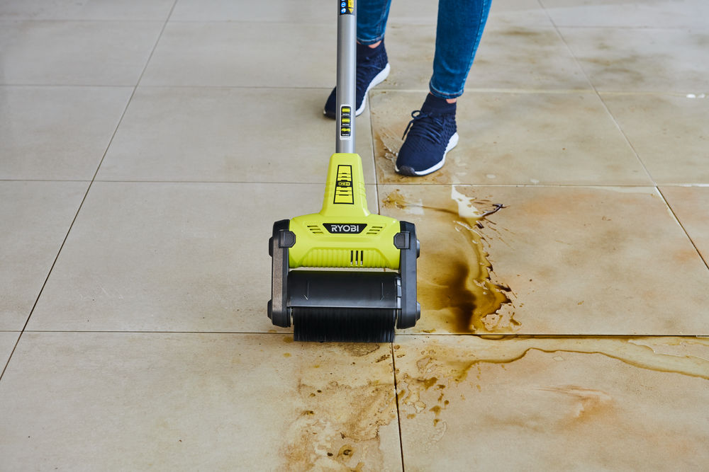 ONE + / Машина щеточная RYOBI RY18PCB-0 (без батареи)