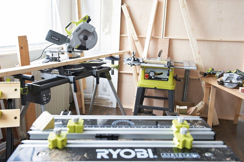 Пила торцовочная RYOBI EMS216L