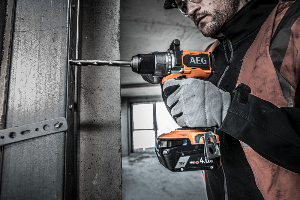 Дрель-шуруповерт аккумуляторная бесщеточная AEG BS18C3BL-402C