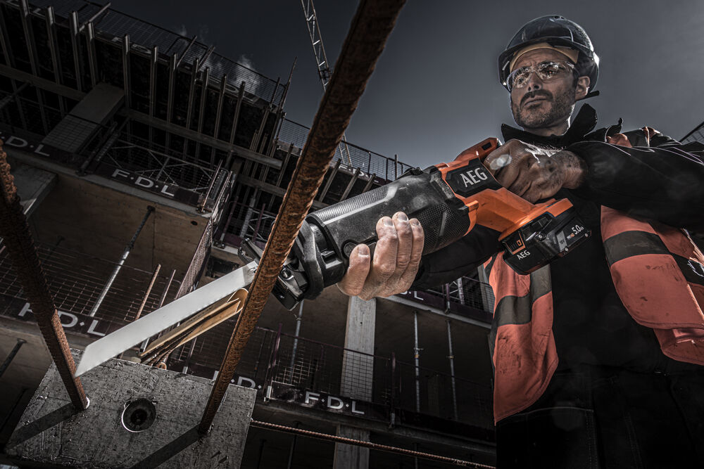 Пила сабельная аккумуляторная AEG BUS 18BL2-0 (без батареи)