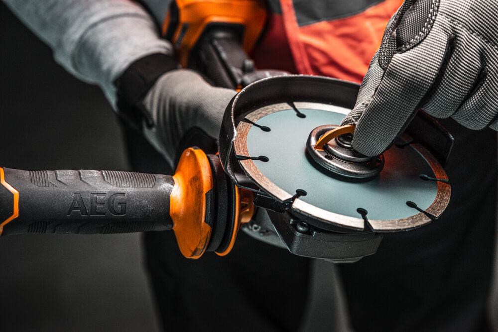 Углошлифмашина аккумуляторная AEG BEWS 18-125BLPX2-502C