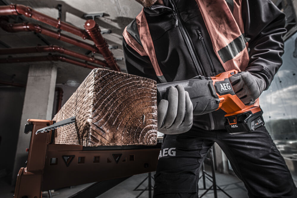 Пила сабельная аккумуляторная AEG BUS 18BL2-0 (без батареи)