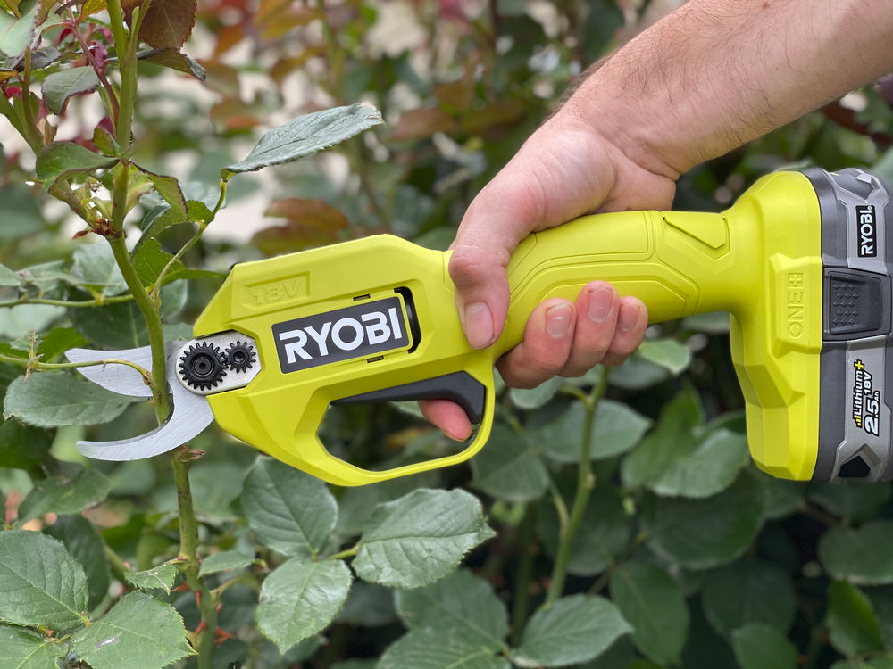 ONE + / Секатор (сучкорез) RYOBI RY18SCA-0 (без батареи)