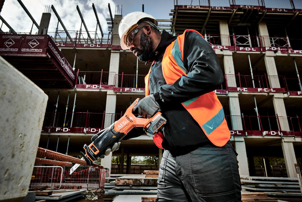 Пила сабельная аккумуляторная AEG BUS 18C2-0 (без батареи)