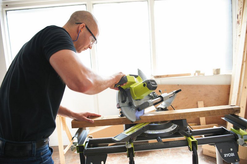 Пила торцовочная RYOBI EMS216L