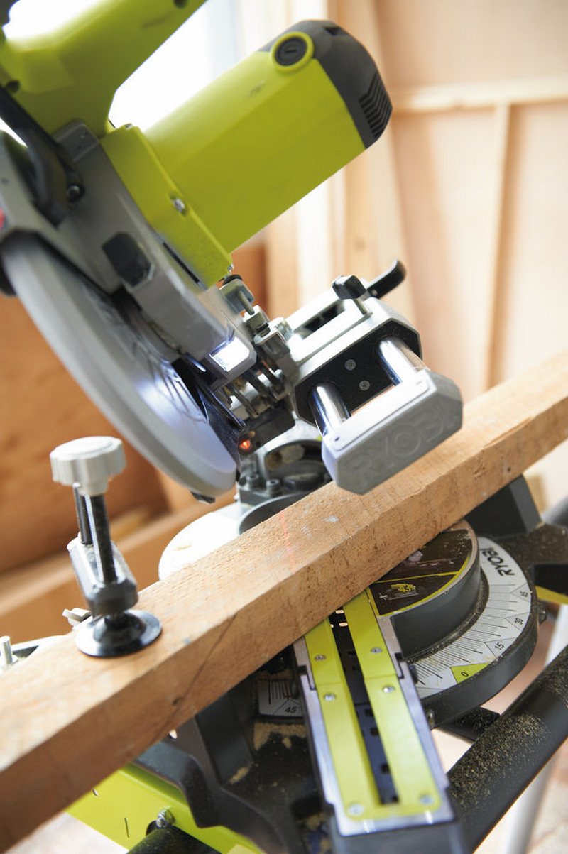 Пила торцовочная RYOBI EMS216L