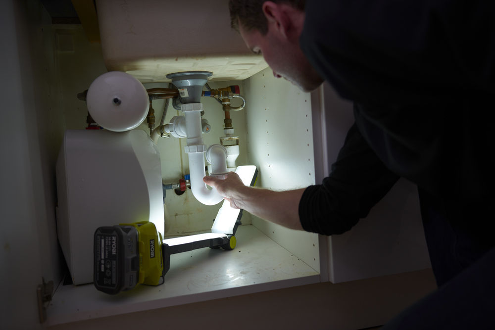 ONE + / Фонарь трансформер RYOBI R18ALF-0 (без батареи)