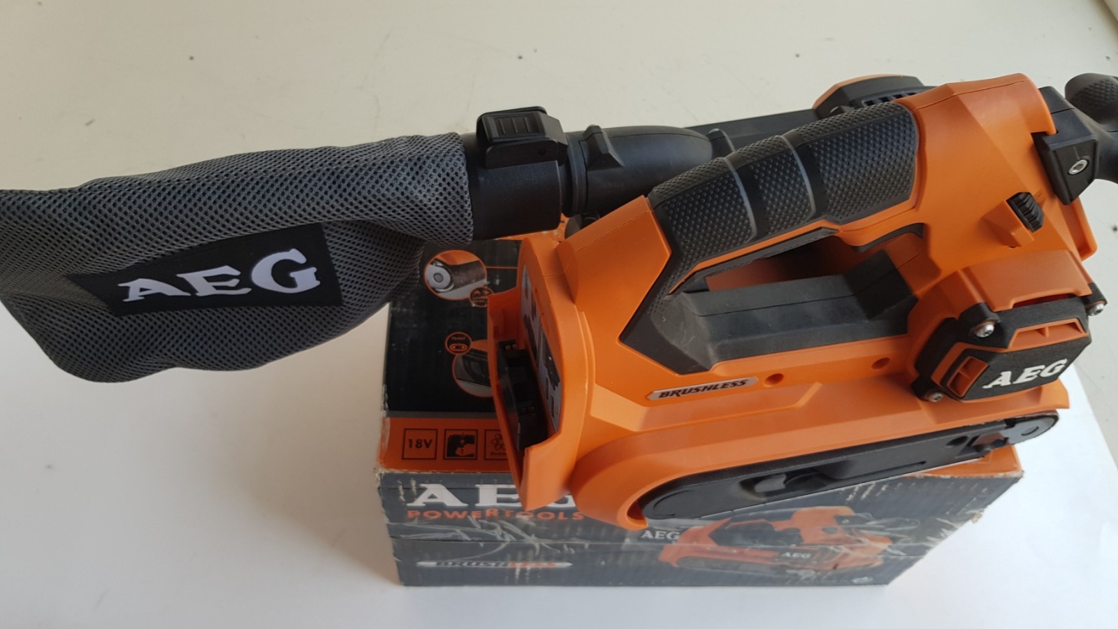 (Уценка) Ленточная шлифмашина аккумуляторная AEG BHBS18-75BL-0 (без батареи)