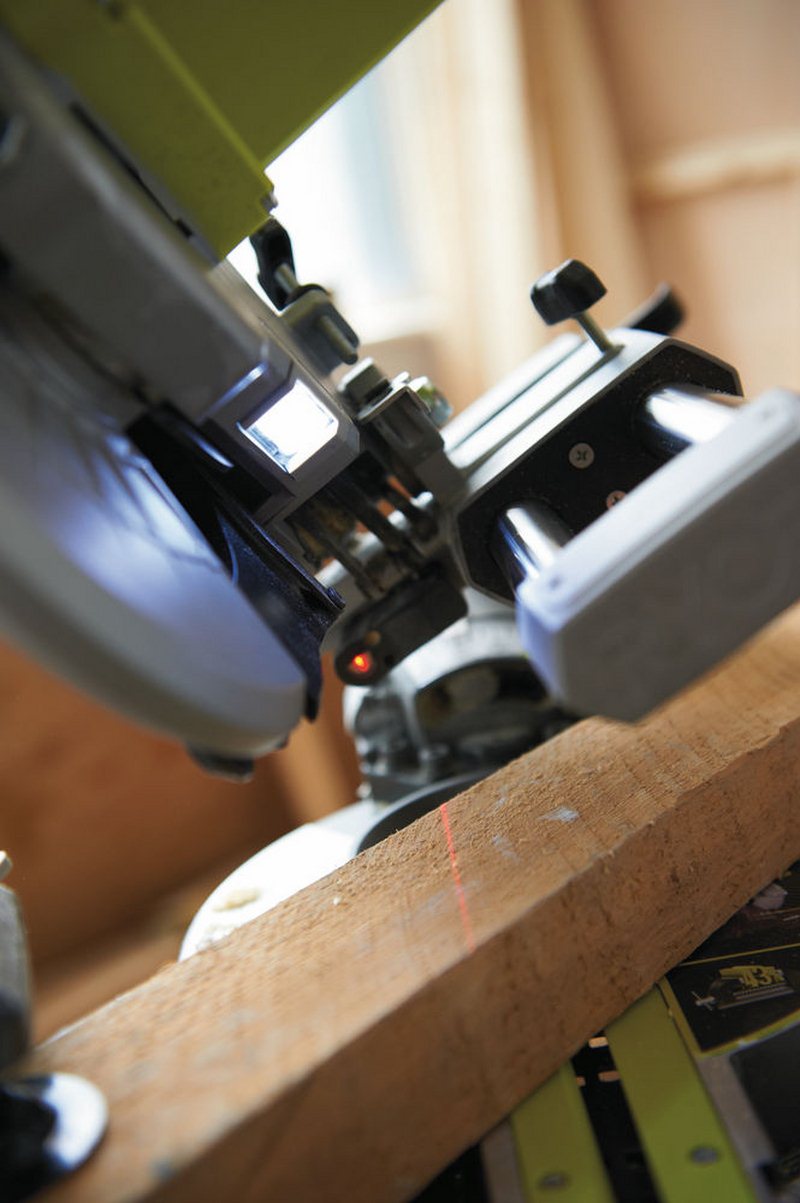 Пила торцовочная RYOBI EMS216L