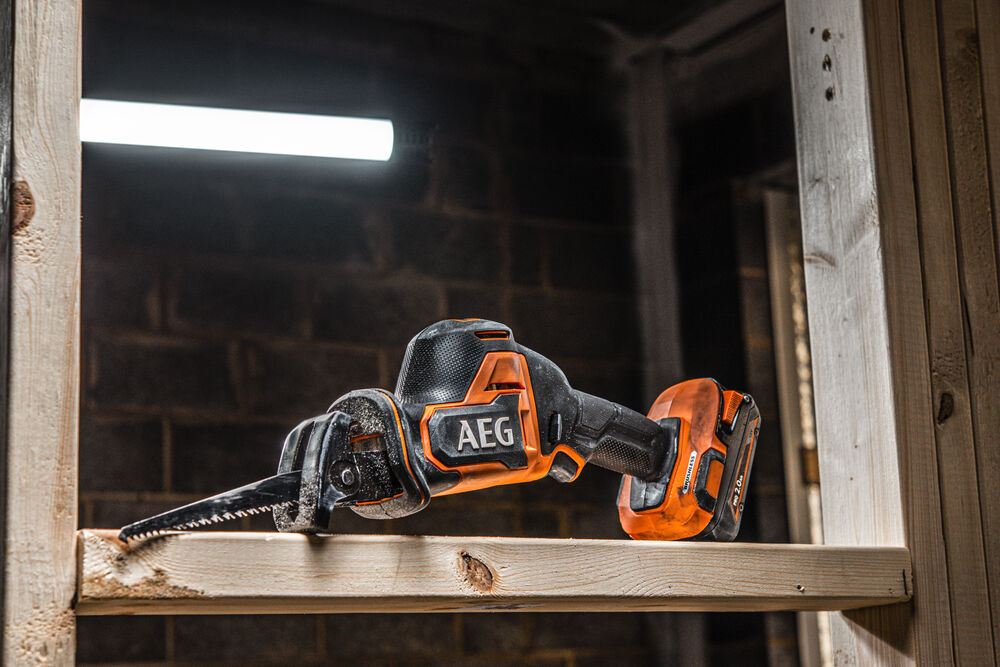 Пила сабельная аккумуляторная AEG BUS 18SBL-0 (без батареи)