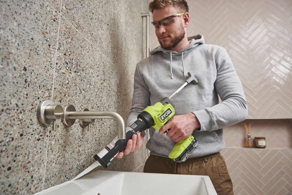 ONE + / Пистолет для герметика RYOBI RCG18-0 (без батареи)