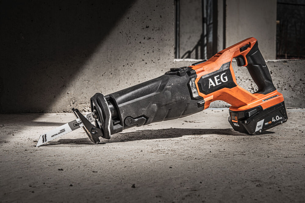 Пила сабельная аккумуляторная AEG BUS 18BL2-0 (без батареи)