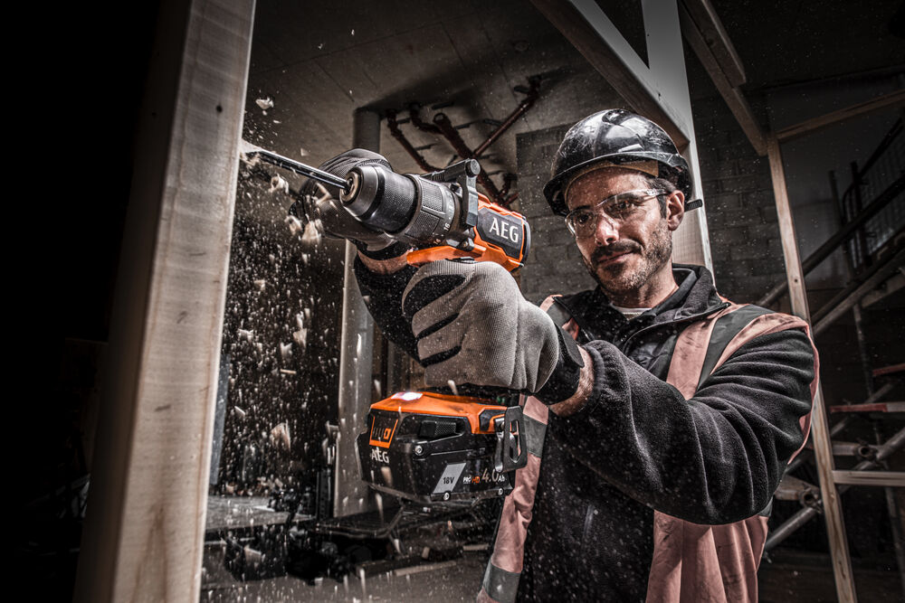 Дрель-шуруповерт аккумуляторная бесщеточная AEG BS18C3BL-402C