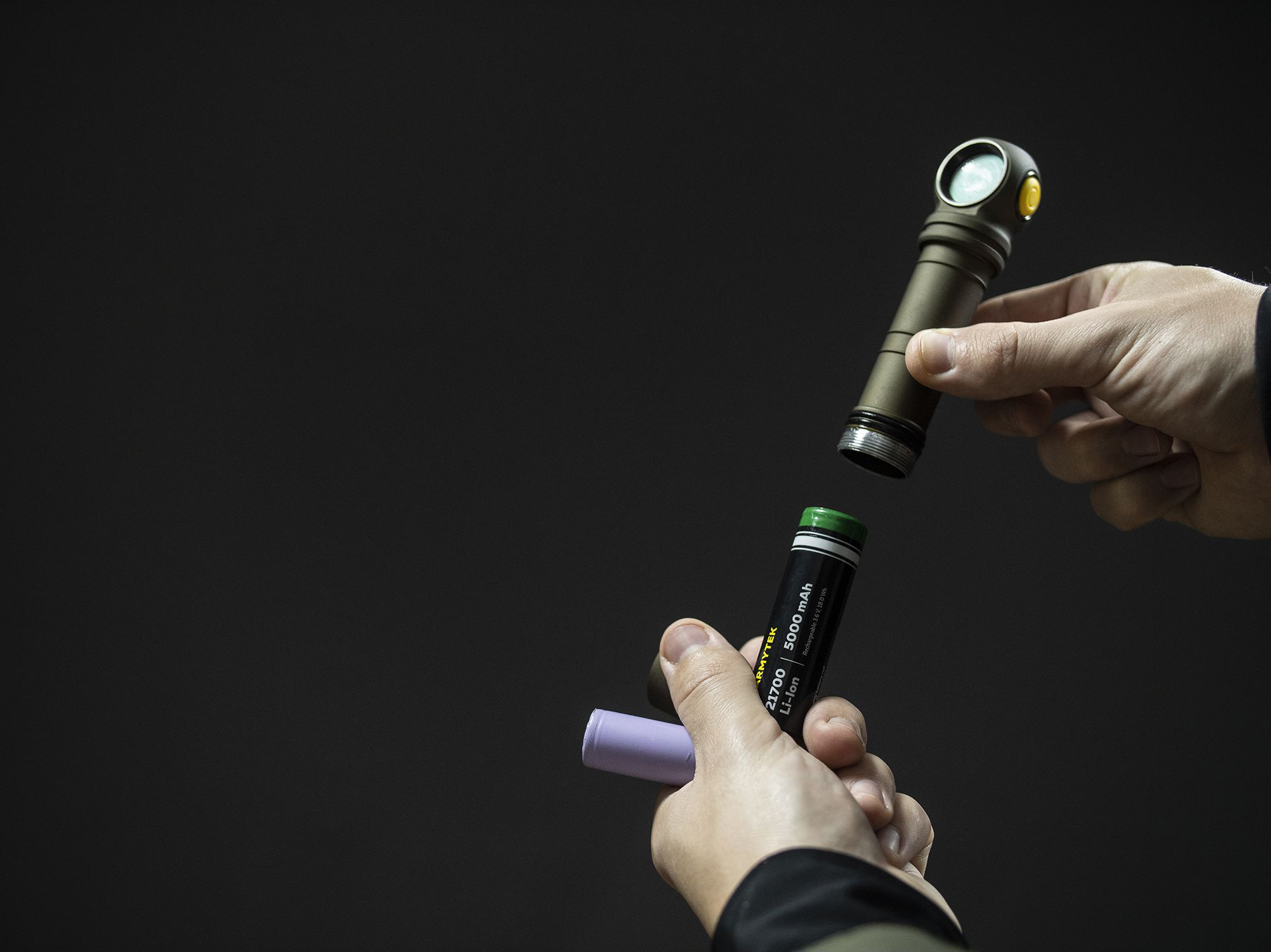 Фонарь Armytek Wizard C2 Pro Max Olive Белый