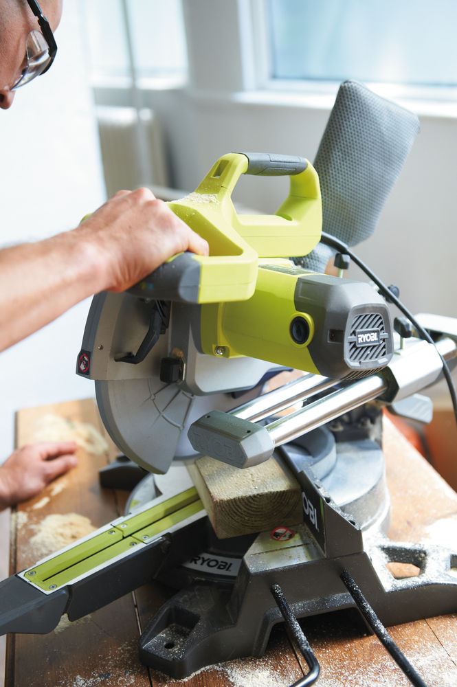 Пила торцовочная RYOBI EMS254L