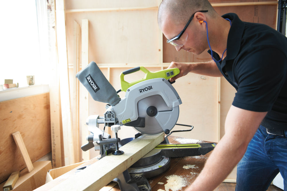 Пила торцовочная RYOBI EMS254L