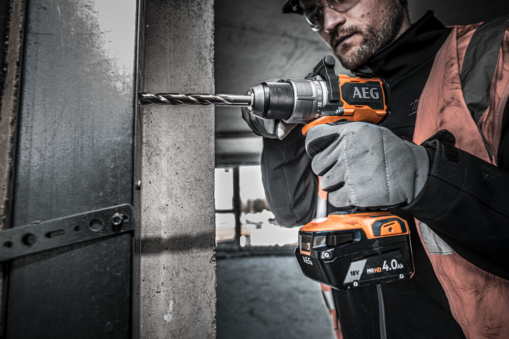 Дрель-шуруповерт аккумуляторная бесщеточная AEG BS18C3BL-402C