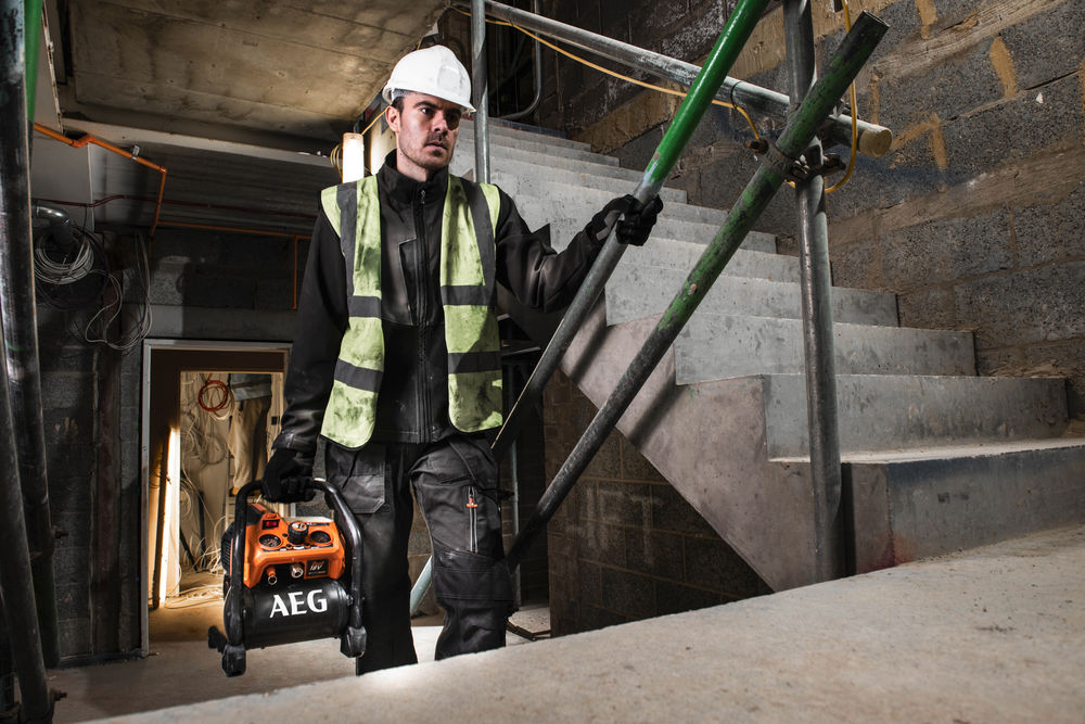 Компрессор безмасляный коаксиальный аккумуляторный AEG BK18-38BL-0 (без батареи)