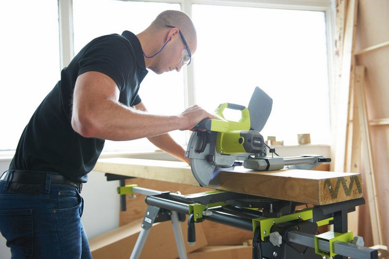 Пила торцовочная RYOBI EMS216L