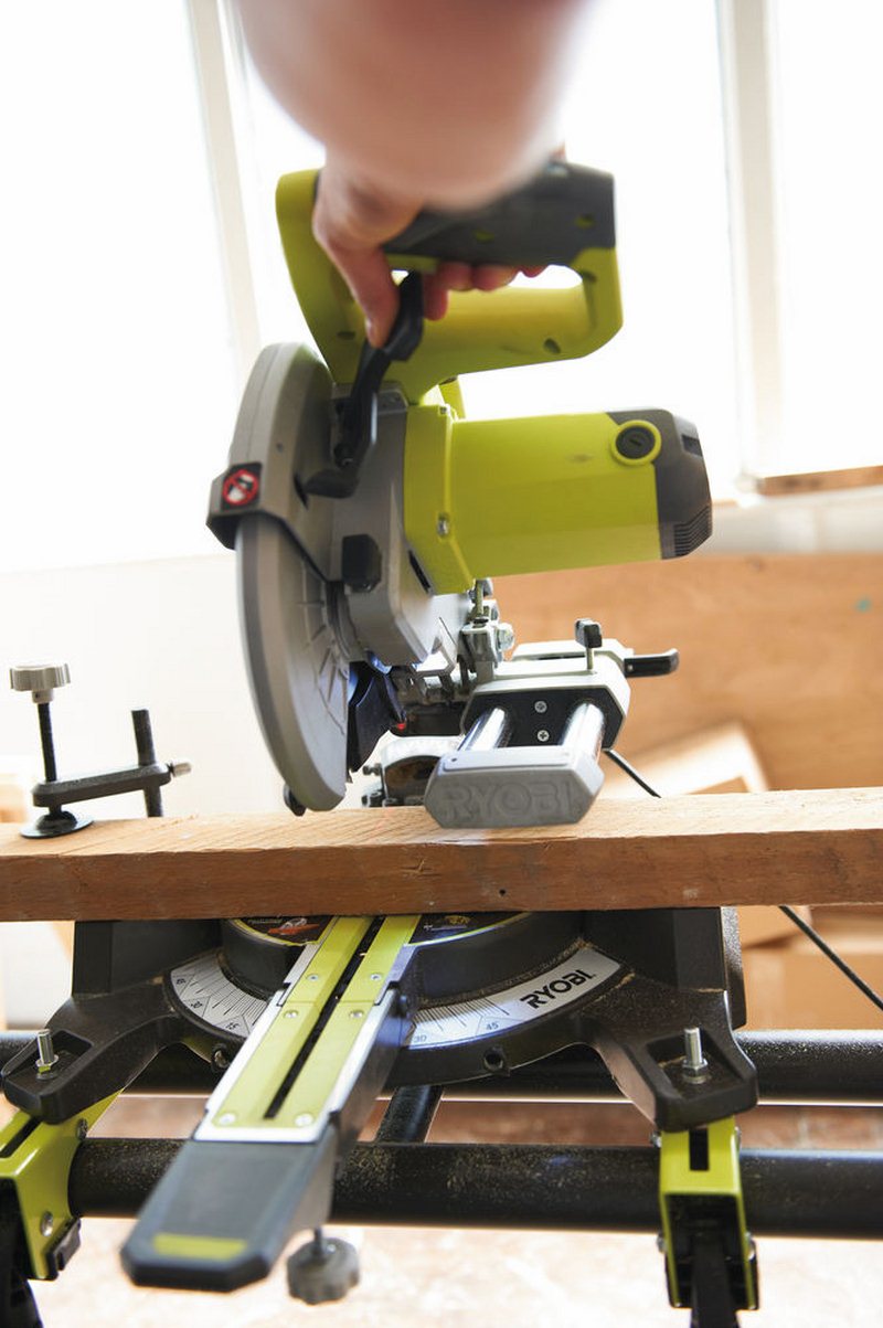 Пила торцовочная RYOBI EMS216L