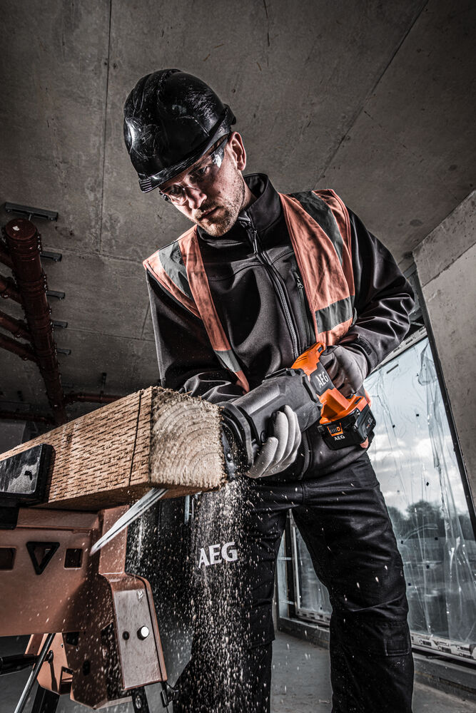 Пила сабельная аккумуляторная AEG BUS 18BL2-0 (без батареи)