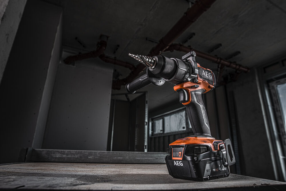 Дрель-шуруповерт аккумуляторная бесщеточная AEG BS18C3BL-402C