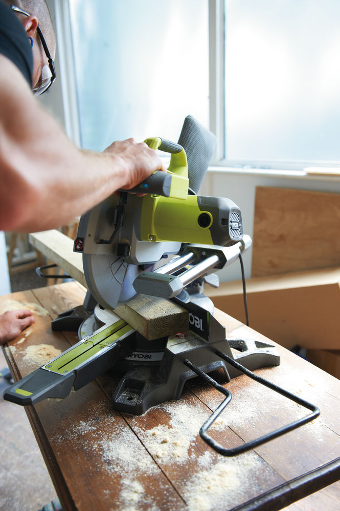 Пила торцовочная RYOBI EMS254L