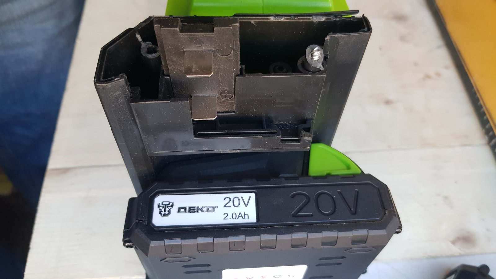 (Уценка) Триммер-кусторез аккумуляторный DEKO DKTR40