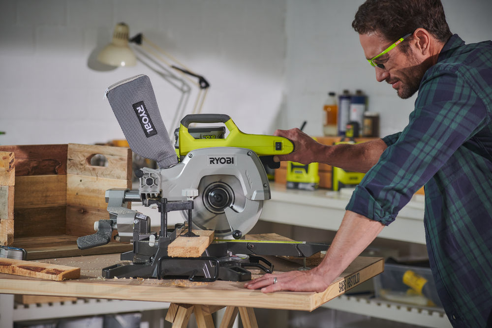 ONE + / Торцовочная пила RYOBI R18MS216-0 (без батареи)