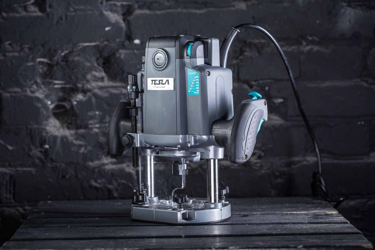 Фрезер TESLA TRE2200